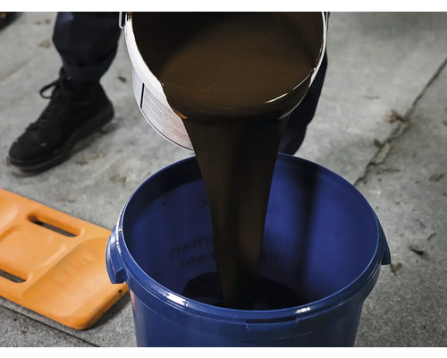 Lichid turnat într-o găleată