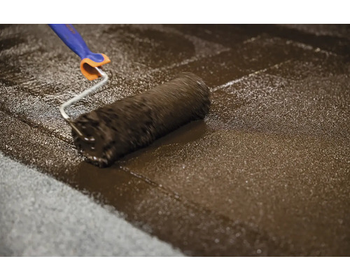 Rola de vopsit aplicând vopsea pe o suprafață