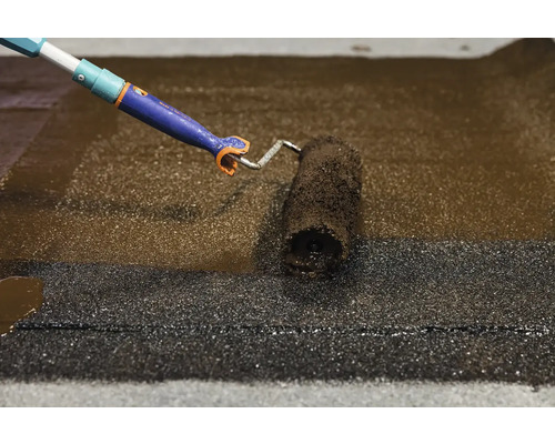 Aplicarea unui strat de acoperire pe acoperiș cu o rolă de vopsea pe o membrană de acoperiș