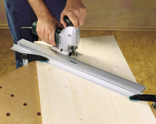 Artizan folosind un ferăstrău vertical cu șină de ghidare pe lemn