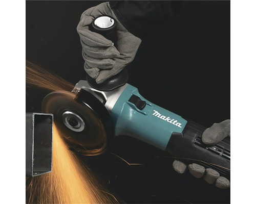 Polizor unghiular Makita în timpul tăierii metalului