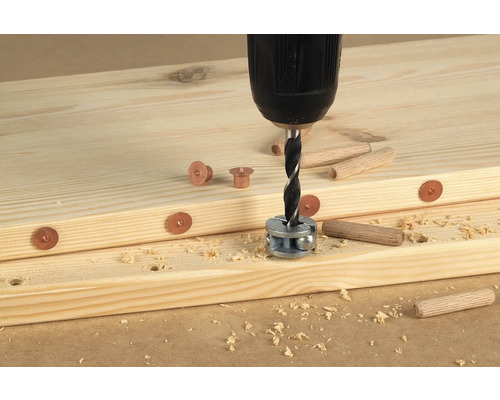 Mașină de găurit cu burghiu pentru dibluri care face găuri în scânduri de lemn pentru îmbinări cu dibluri.