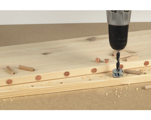 Scânduri de lemn îmbinate cu dibluri și o mașină de găurit