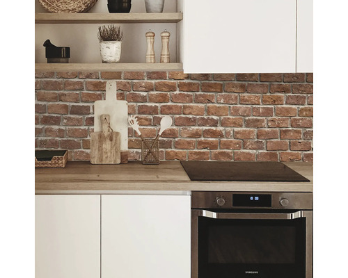 Scenă de bucătărie cu zid de cărămidă, plită și cuptor