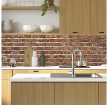 Scenă de bucătărie cu chiuvetă, baterie și placare de bucătărie cu aspect de cărămidă