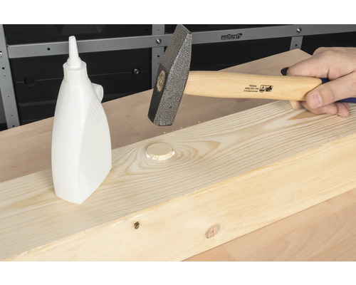 Fotografie a unei piese de prelucrat din lemn, prelucrată cu un ciocan și adeziv pentru lemn