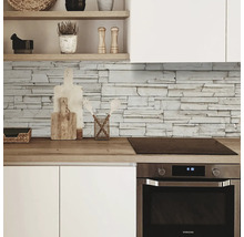 Scenă de bucătărie cu placaj din piatră, blat și cuptor încorporat