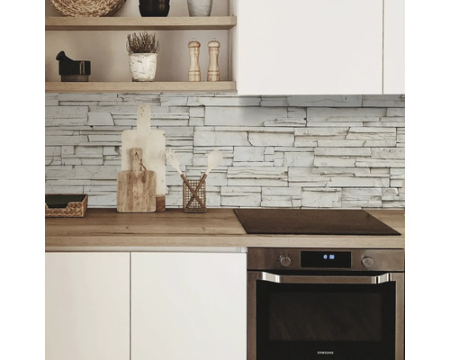 Scenă de bucătărie cu placaj din piatră, blat și cuptor încorporat