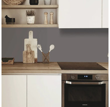 Scenă de bucătărie cu ustensile de bucătărie, rafturi și aragaz electric