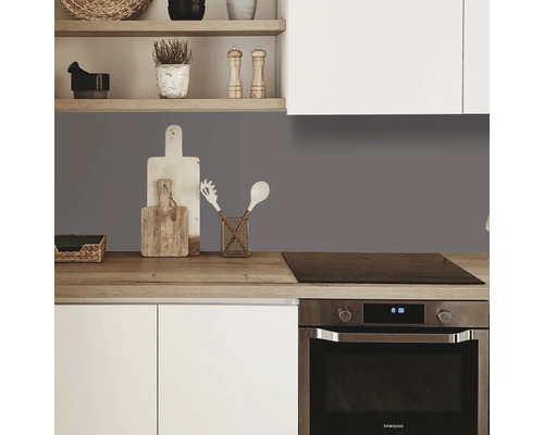 Scenă de bucătărie cu ustensile de bucătărie, rafturi și aragaz electric