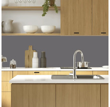 Bucătărie modernă cu dulapuri din lemn, chiuvetă și plită