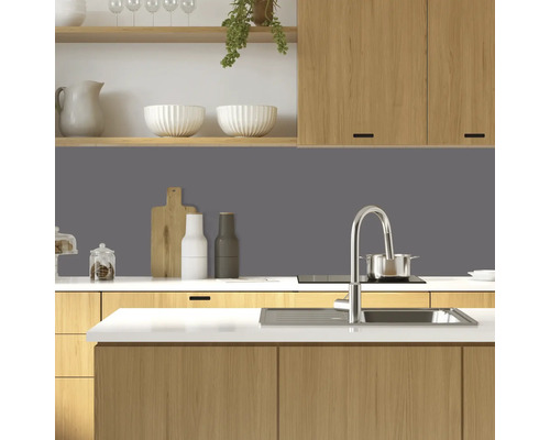 Bucătărie modernă cu dulapuri din lemn, chiuvetă și plită