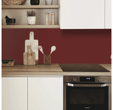 Scenă de bucătărie cu perete posterior, blat și dulapuri