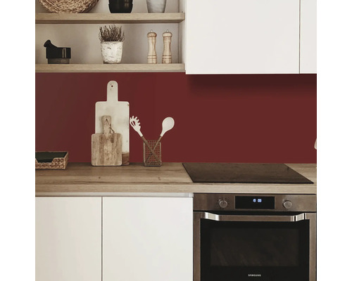 Scenă de bucătărie cu perete posterior, blat și dulapuri