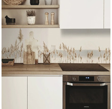 Scenă de bucătărie cu decor modern, inclusiv motiv cu stuf pe protecția de perete