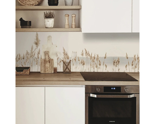 Scenă de bucătărie cu decor modern, inclusiv motiv cu stuf pe protecția de perete