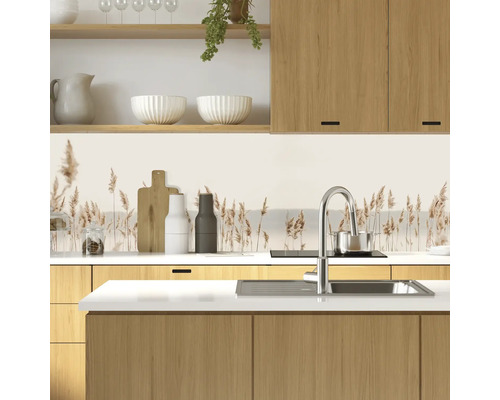 Scenă de bucătărie cu chiuvetă, robinet, blat de lucru și dulapuri de bucătărie cu fototapet