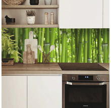 Protecție perete bucătărie cu motiv de bambus într-o bucătărie modernă.