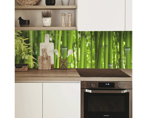 Protecție perete bucătărie cu motiv de bambus într-o bucătărie modernă.