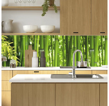 Bucătărie modernă cu panou de perete din bambus