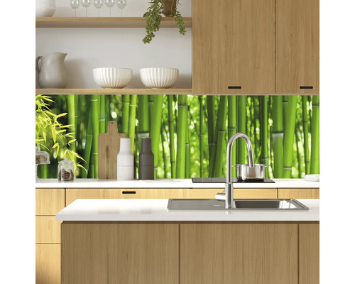 Bucătărie modernă cu panou de perete din bambus