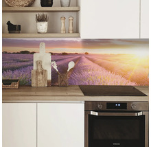 Protecție de perete pentru bucătărie cu motiv câmp de lavandă într-o bucătărie modernă.