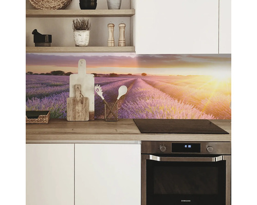 Protecție de perete pentru bucătărie cu motiv câmp de lavandă într-o bucătărie modernă.
