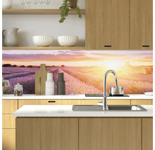 Protecție perete bucătărie cu motiv câmp de lavandă în bucătărie modernă