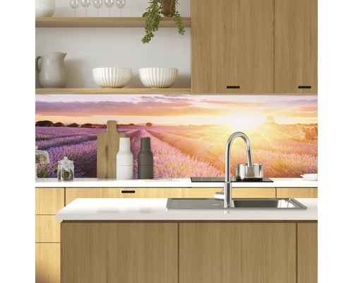 Protecție perete bucătărie cu motiv câmp de lavandă în bucătărie modernă