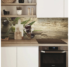 Scenă de bucătărie cu motiv de măsline pe peretele din spate al bucătăriei