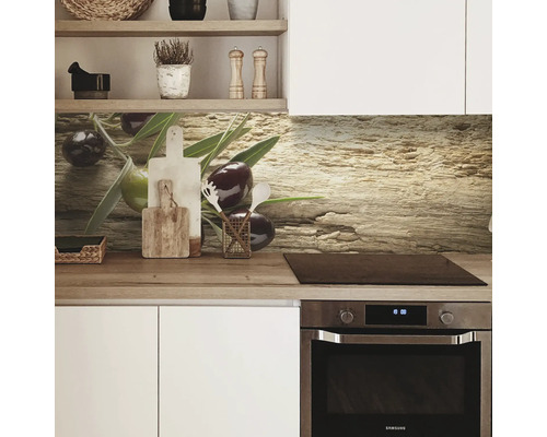 Scenă de bucătărie cu motiv de măsline pe peretele din spate al bucătăriei