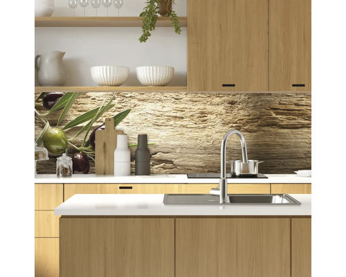 Scenă de bucătărie cu chiuvetă, robinet și perete de protecție cu motiv de măsline