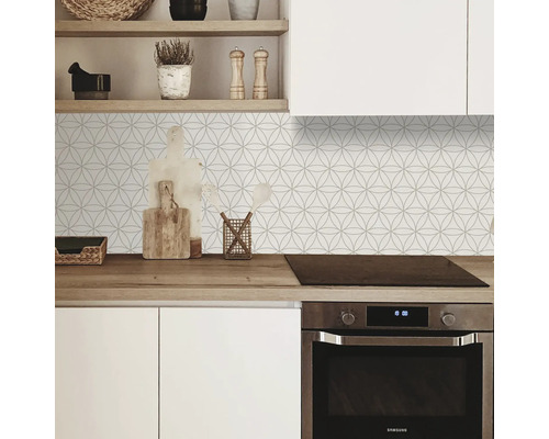 Scenă de bucătărie cu autocolante de perete geometrice deasupra blatului.