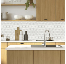 Scenă de bucătărie cu decor geometric de faianță, chiuvetă și ustensile de bucătărie