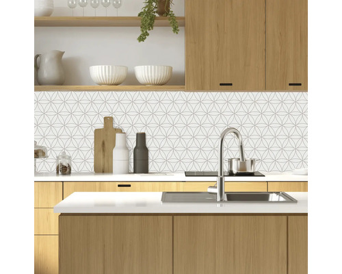 Scenă de bucătărie cu decor geometric de faianță, chiuvetă și ustensile de bucătărie