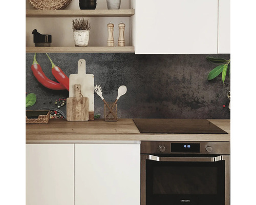 Protecție perete bucătărie cu motiv ardei iute într-o bucătărie modernă