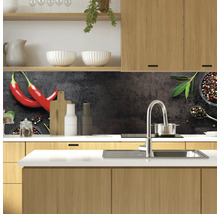 Scenă de bucătărie cu protecție de perete cu model de ardei iute și condimente