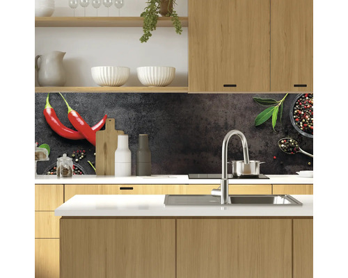 Scenă de bucătărie cu protecție de perete cu model de ardei iute și condimente