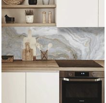 Scenă de bucătărie cu blat, chiuvetă și panou de perete din marmură