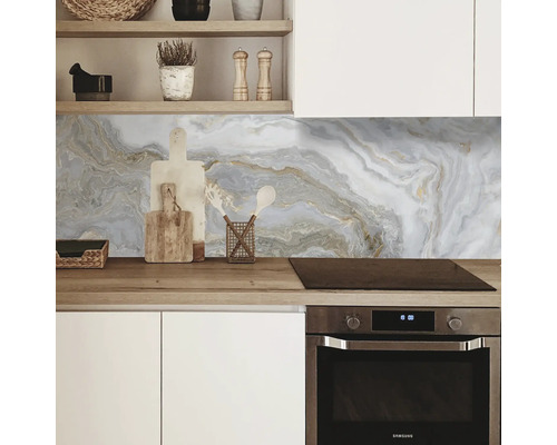 Scenă de bucătărie cu blat, chiuvetă și panou de perete din marmură