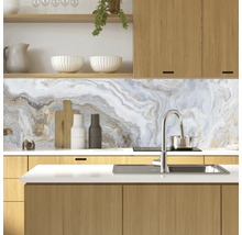Scenă de bucătărie cu panou de perete din marmură, chiuvetă, robinet și elemente din lemn