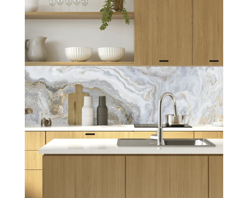 Scenă de bucătărie cu panou de perete din marmură, chiuvetă, robinet și elemente din lemn