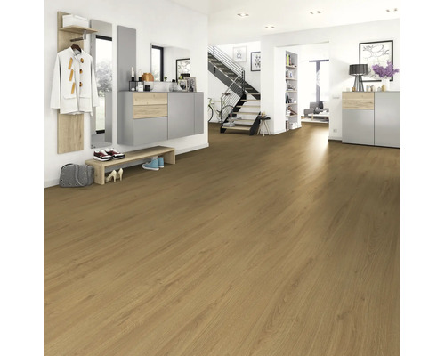 Cameră luminoasă cu podea laminată cu aspect de lemn, garderobă și scară