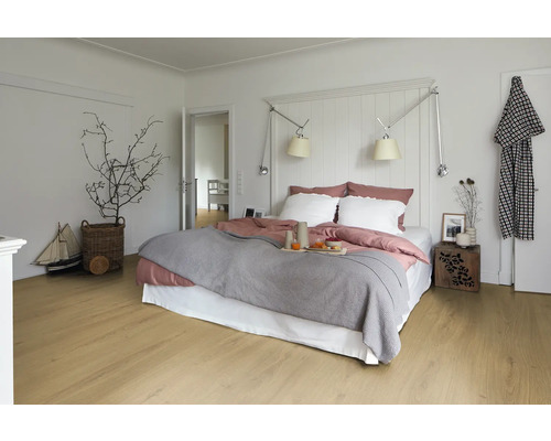 Dormitor luminos cu pat, noptieră și podea din lemn