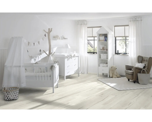 Cameră luminoasă pentru copii cu pătuț, comodă, raft și fotoliu