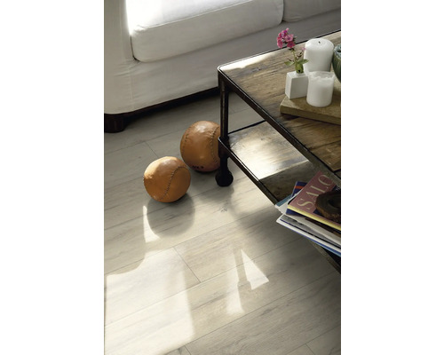 Living cu podea laminată deschisă la culoare, canapea și masă