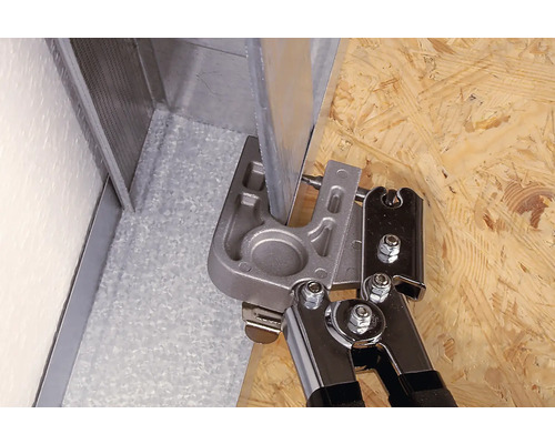 Clește de falț la prelucrarea unui profil metalic pe o suprafață de lemn.