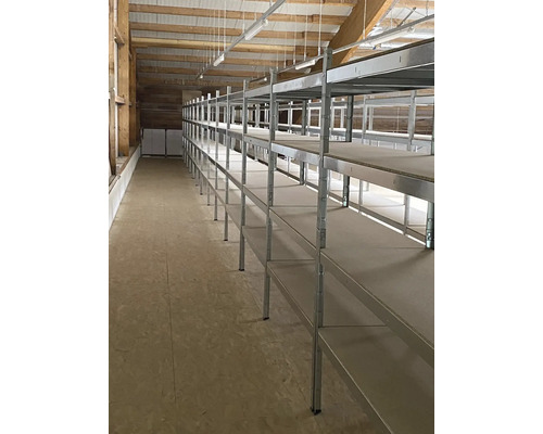 Spațiu de depozitare cu rafturi pentru depozitare