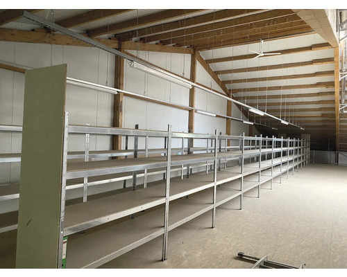 Spațiu de depozitare cu rafturi metalice și din lemn