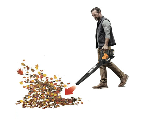 Un bărbat folosește o suflantă de frunze cu acumulator pentru a îndepărta frunzele